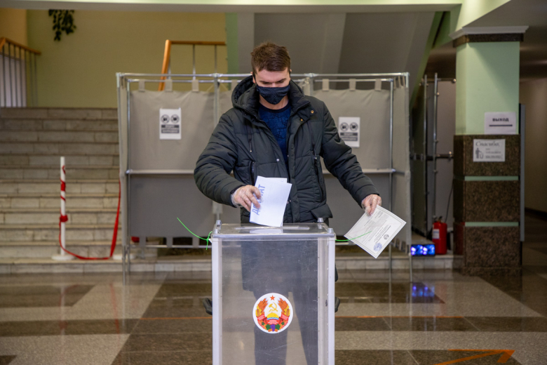 Граждане голосовали в масках