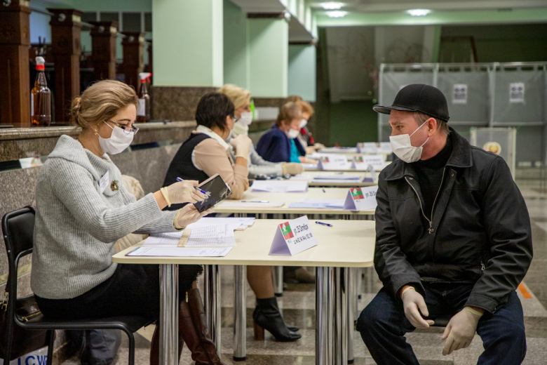 В помещениях рециркуляторы воздуха и дистанция