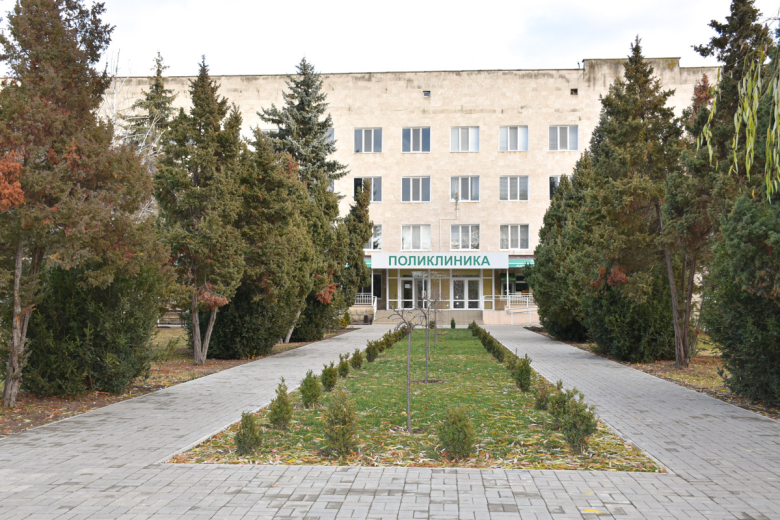 Районная поликлиника.