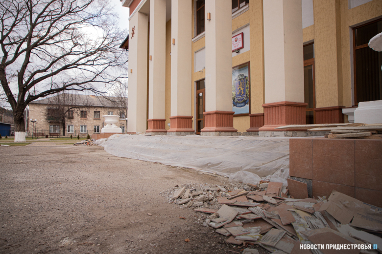 Районный Дом культуры. По входной группе ещё идут работы. 