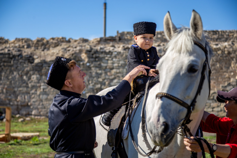 Обряд посадки казачат на коня