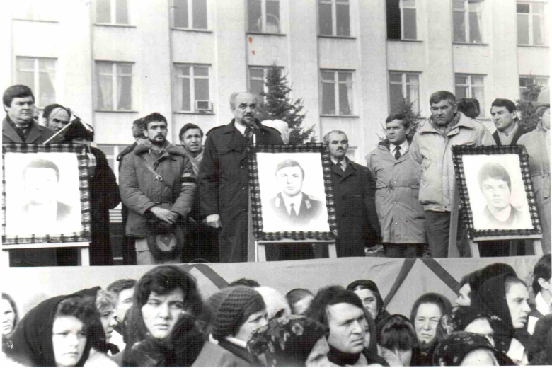 Митинг-прощание с погибшими 13 декабря 1991 г. защитниками ПМР. Рыбница, 17 декабря 1991 г. Фото из архива Дубоссарского историко-краеведческого музея